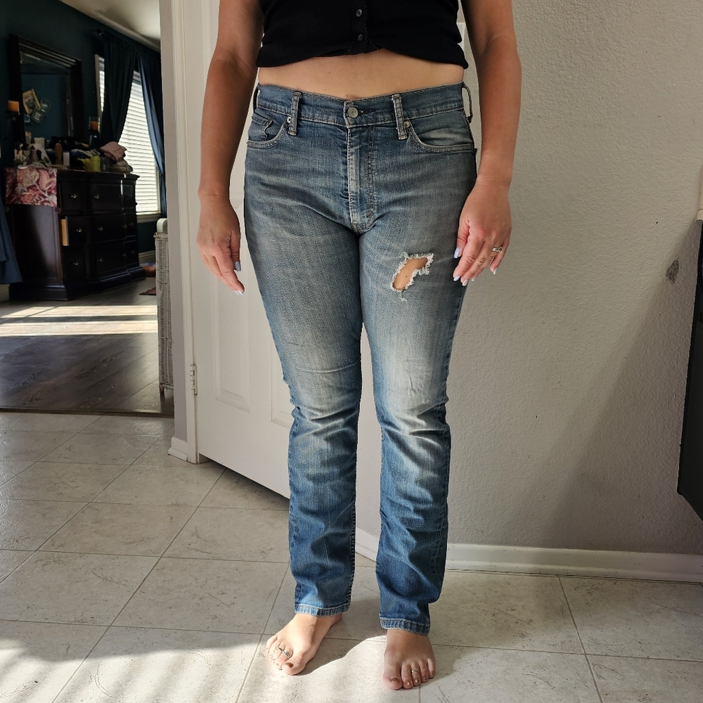 Women's Super Cute Levis Distressed Blue Jeans 33x30 Tapered Leg Large Stylish.